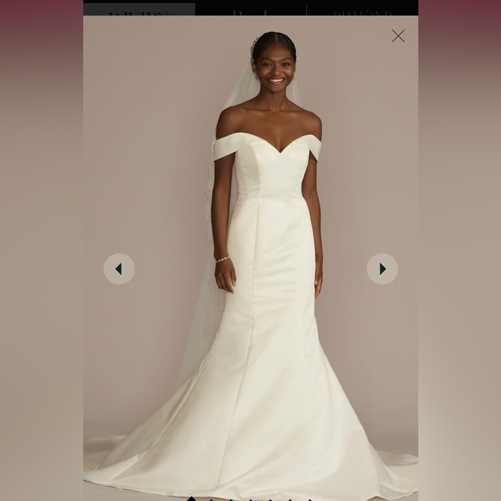 DB STUDIO
off-shoulder satin mermaid wedding dress